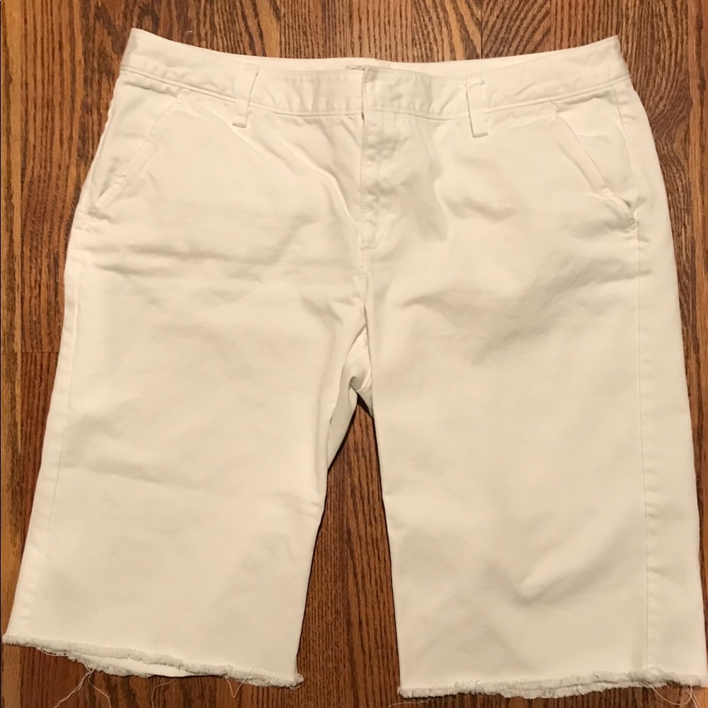 Old Navy White Frayed Hem Bermuda’s